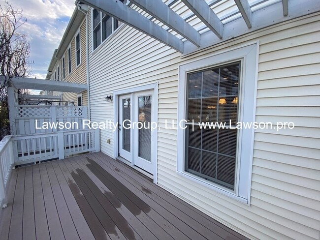 Building Photo - Colonial Green Row Home with Two Car Garage
