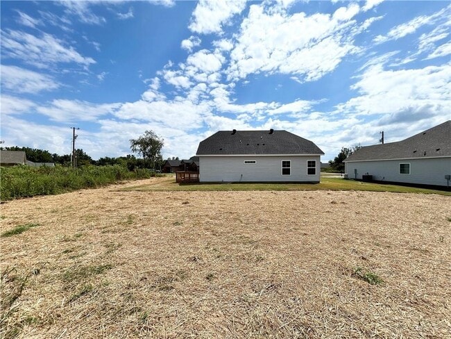 Building Photo - 10 Briscoe Ln