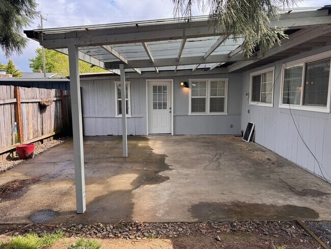 Building Photo - Charming Home w/Fenced Yard, Garage, W/D, Great Location, and More!