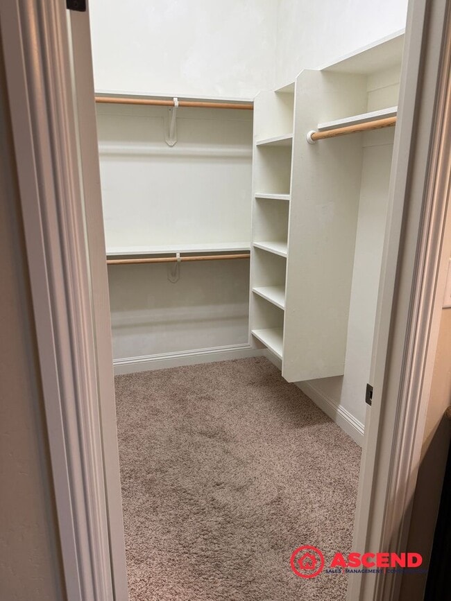 Building Photo - Stunning 4 bedroom + office in Seven Oaks!