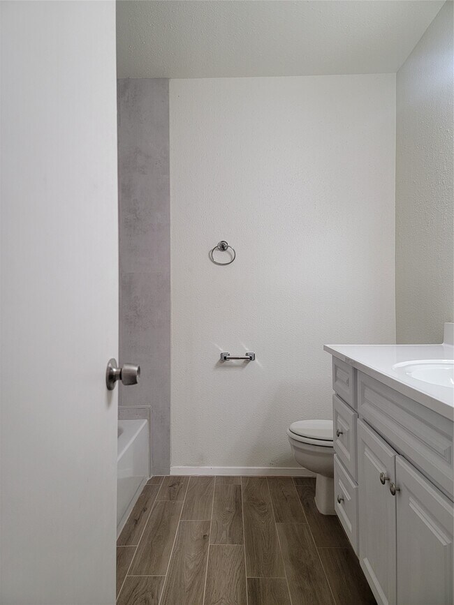 Building Photo - 2101 Fountain View Dr