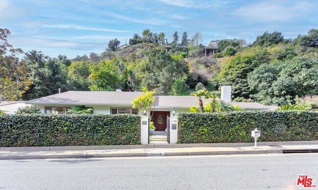 Building Photo - 1129 Roscomare Rd