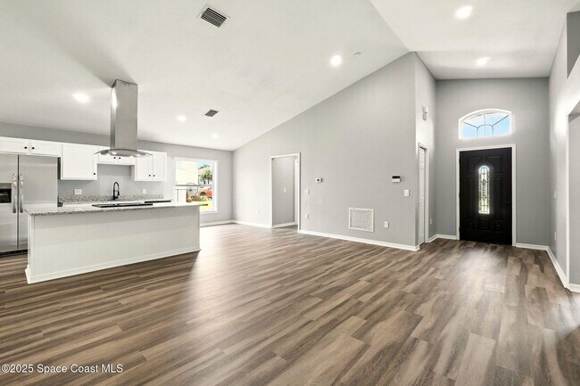 Building Photo - 460 Martigues Dr