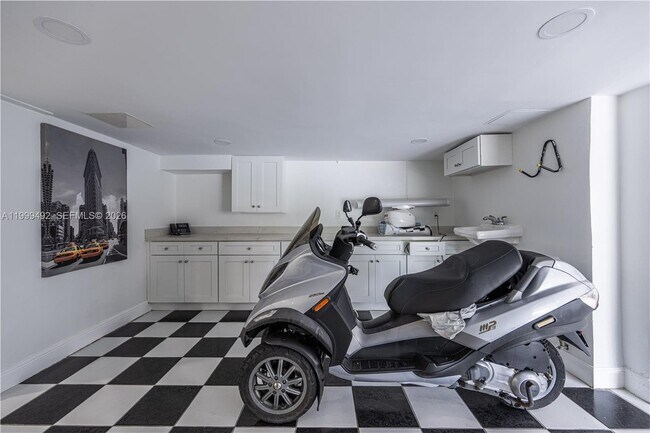 Building Photo - 7125 Los Pinos Blvd