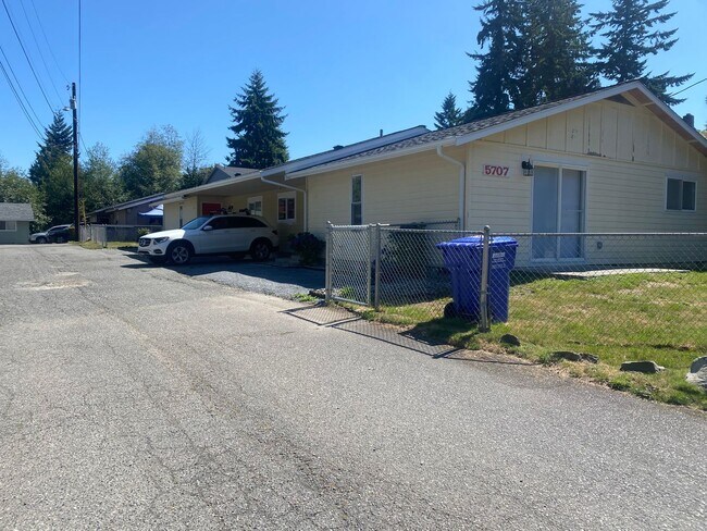 Building Photo - 5707 East Dr