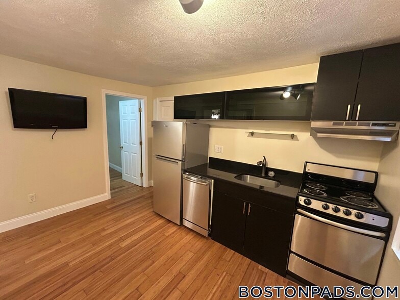 Building Photo - 20 Bartlett Pl