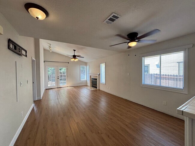 Building Photo - Charming 3 Bed, 2 Bath Home with 2-Car Garage – Rent Ready!