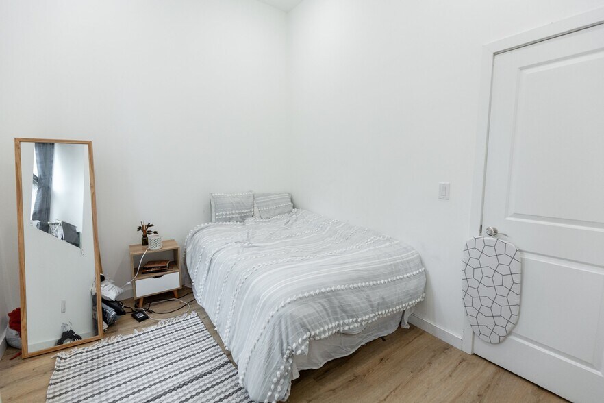 Building Photo - 3945 Lancaster Ave