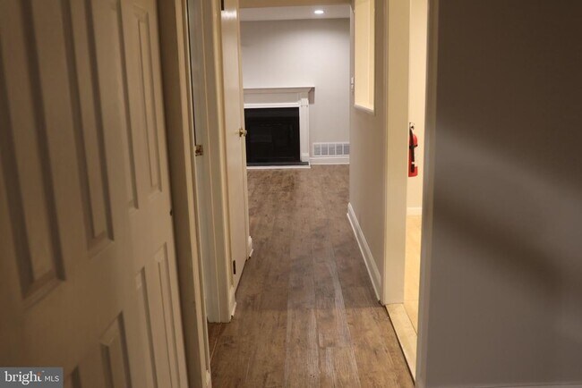 Building Photo - 13 Tulip Ct