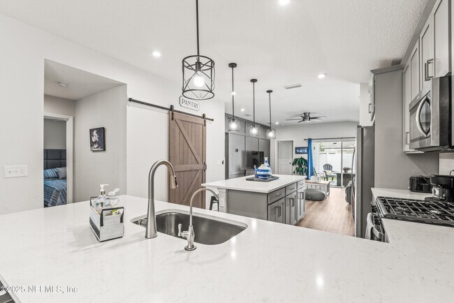 Building Photo - 243 Dahlia Falls Dr