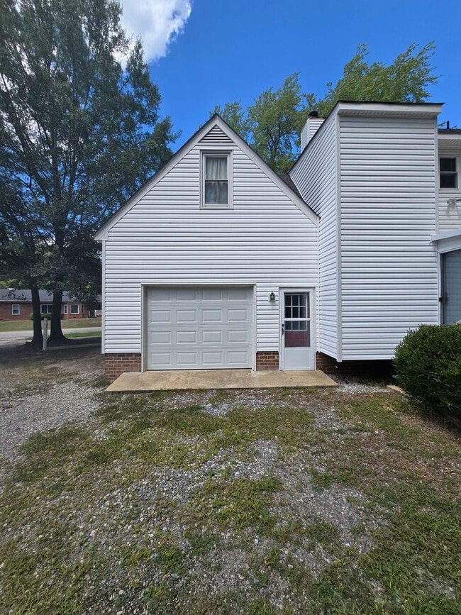 Building Photo - 4 BEDROOM IN CHESTERFIELD COUNTY all viewi...