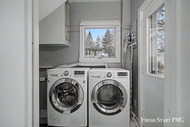 Building Photo - Charm Meets Modern Living in the Heart of Stanton