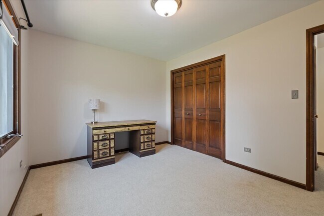 Building Photo - 1055 Knollwood Ln