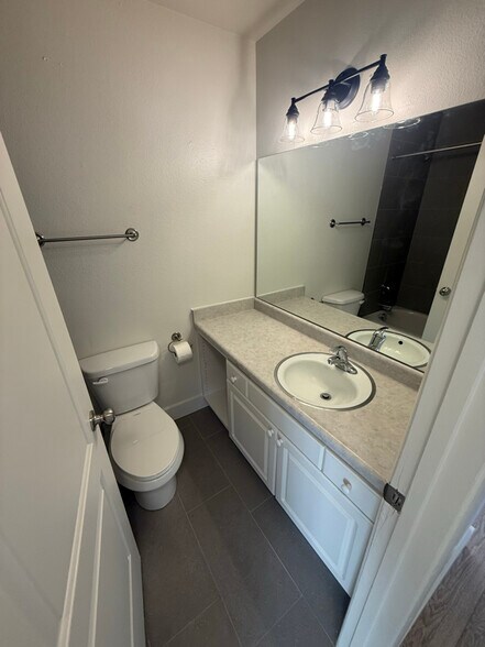 Building Photo - 201 W 975 N