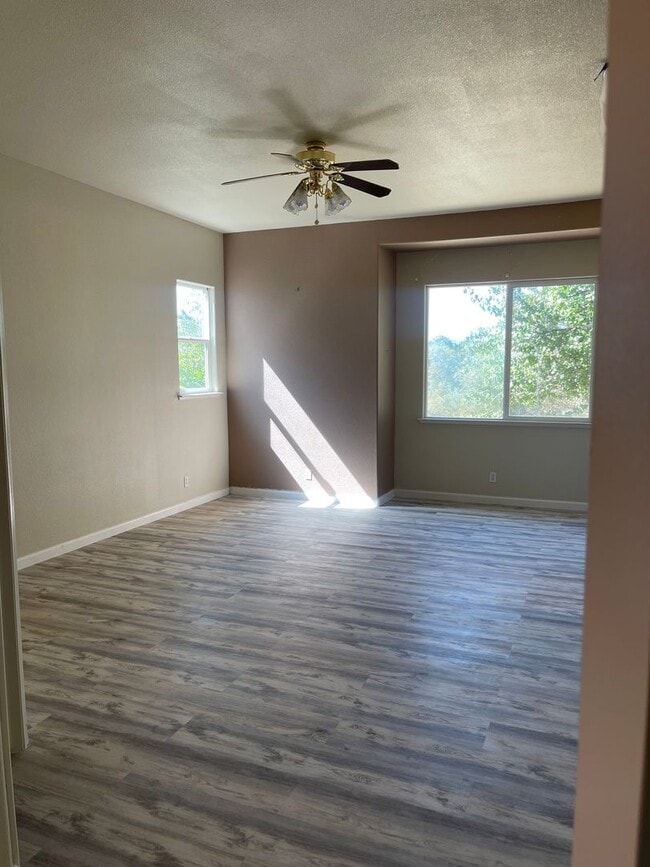 Building Photo - 5-Bedroom, 3-Bathroom Home for Rent on 1-A...