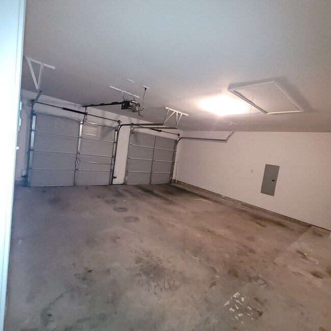 Building Photo - 200 Alpine Dr