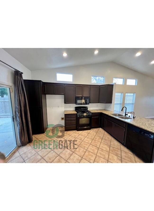 Building Photo - 3 BEDROOM 2 BATH HOME MOVE IN READY IN ESC...