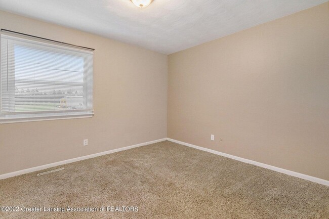 Building Photo - 858 E Greenlawn Ave