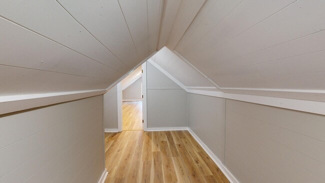 Building Photo - 3 Bed Single Family with Huge Kitchen and ...