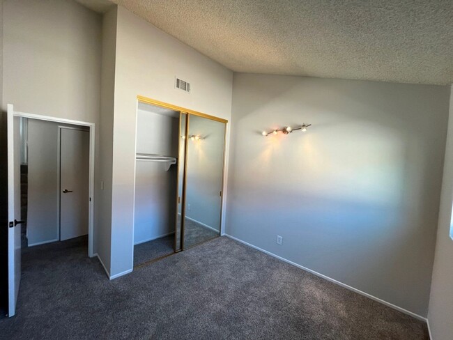 Building Photo - Newbury Park townhome w/3+2, en-suite, gar...