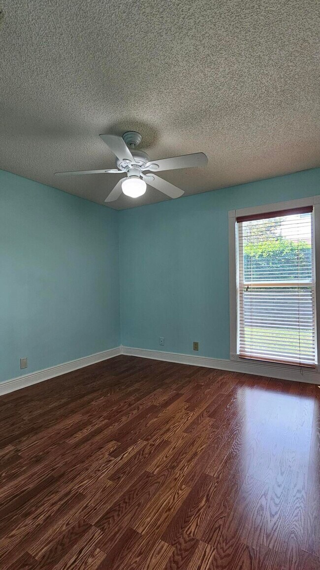 Building Photo - 12157 Sycamore Ln