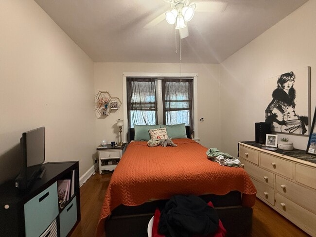 Building Photo - Rogers Park 2 Bed 1 Bath With Central AC & Heat, Beautiful Sunroom, Dog Friendly, Available July ...