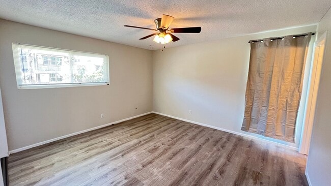 Building Photo - Lovely 3 Bed 2.5 Bath Townhome with 2 Car ...