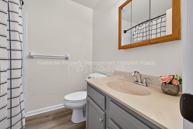 Building Photo - 1700 Star Lake Dr