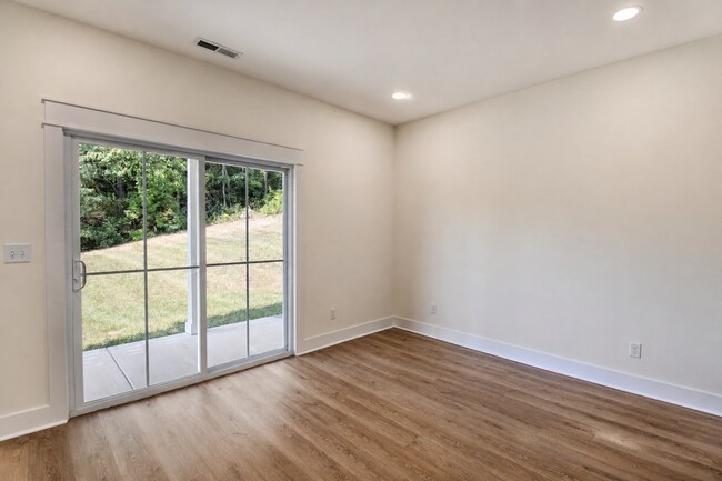 Building Photo - 1380 Belfair St