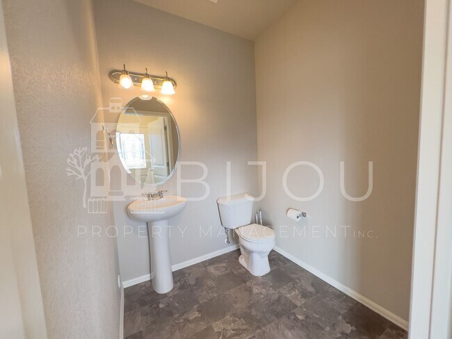 Building Photo - Spring Creek Townhome