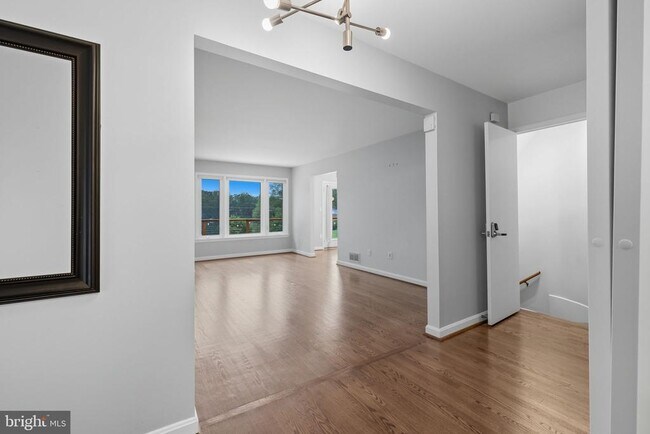 Building Photo - 6251 Lakeview Dr