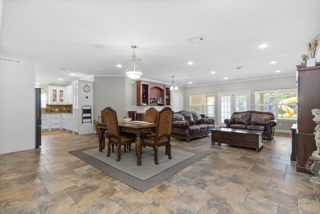 Building Photo - 631 Apache St