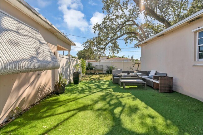 Building Photo - 709 SW 7th Ave