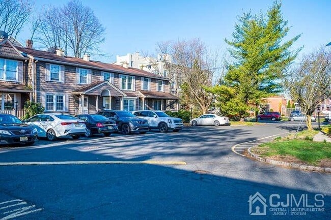 Building Photo - 216 E 7th St