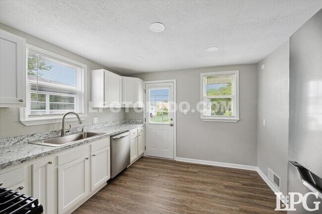 Building Photo - 928 W Gramercy Ave