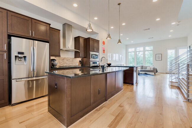 Building Photo - 5429C Hidalgo St