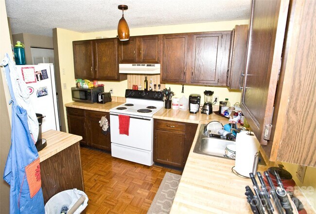 Building Photo - 1635 Van Dyke Dr