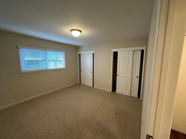 Building Photo - 3600 Crestmoor Dr