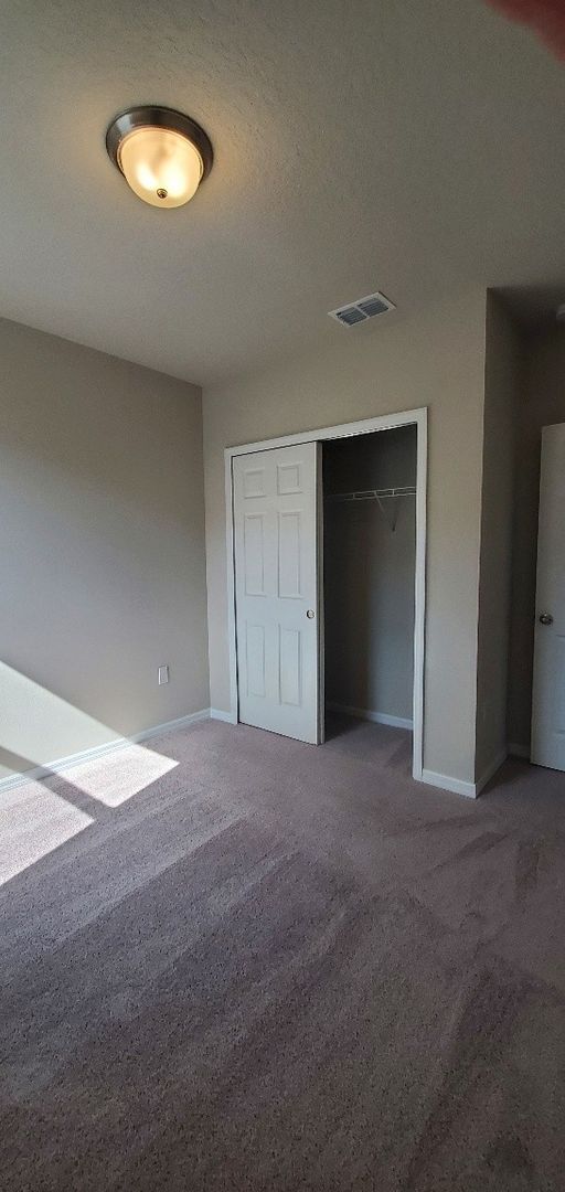 Building Photo - LIKE NEW!! 3-Bedroom, 2-Bathroom in Winter...