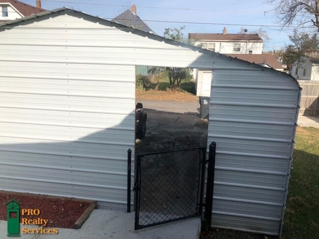 Building Photo - 2 Bedroom Home in St. Paul