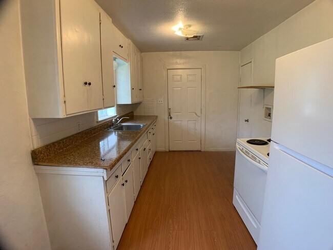 Building Photo - Three Bedroom SW OKC