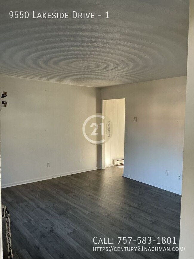 Building Photo - 9550 Lakeside Dr