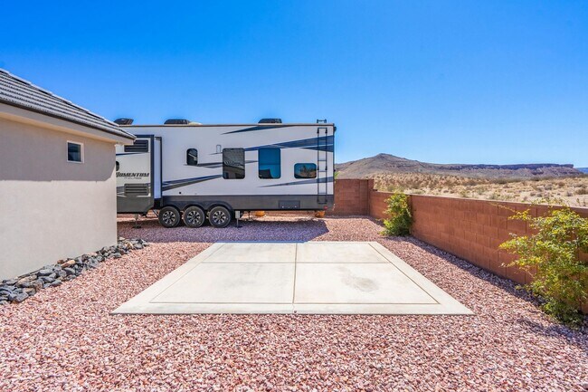 Building Photo - Stunning 5 Bed, 3 Bath Home with a 3 Car Garage