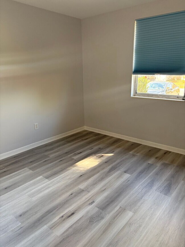 Building Photo - Great 2 large Bedrooms and 2 bath Beauty! Wonderful location. Call Sheila 407-687-7900