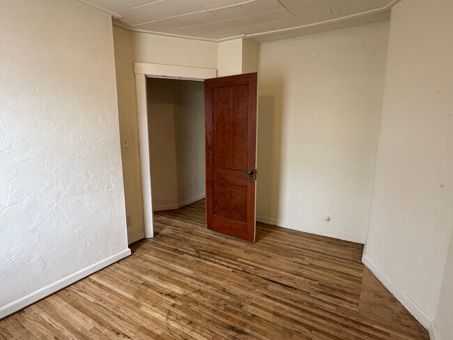 Building Photo - 1208