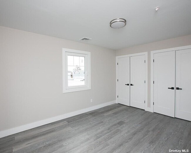 Building Photo - 170 W Montauk Hwy