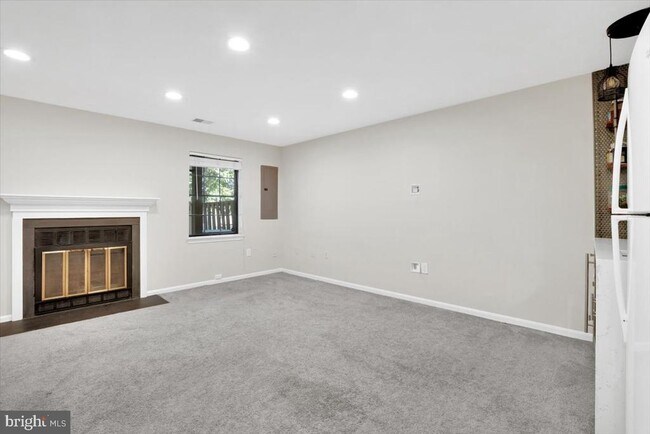 Building Photo - 8605 Western Oak Dr