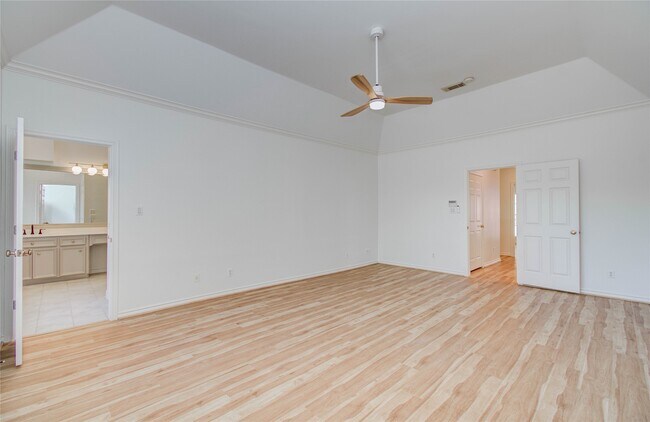 Building Photo - 1931 Woodbury St