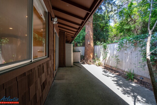 Building Photo - Willow Park | Stylish Condo | Newly Updated