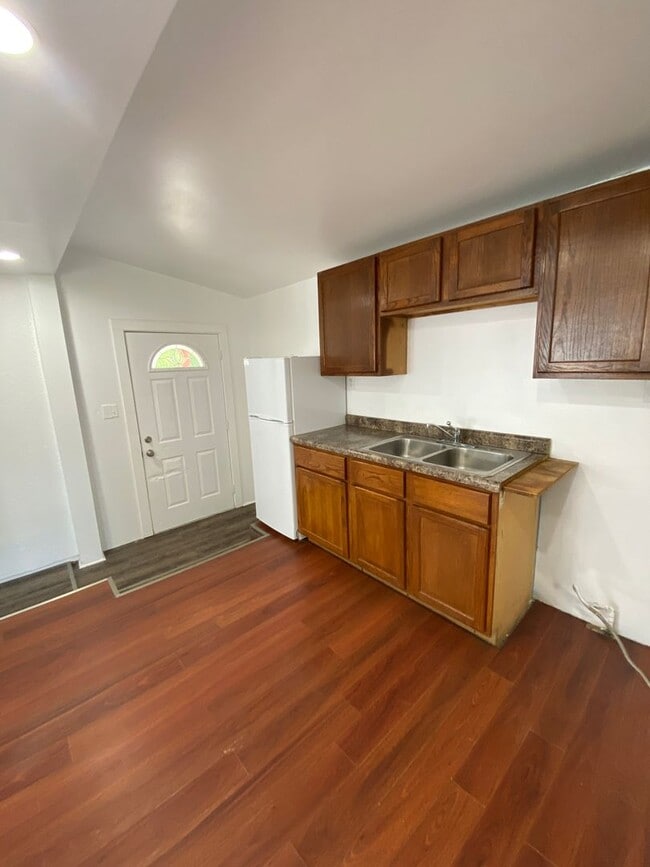 Building Photo - Updated 2 Bedroom 1 Bath